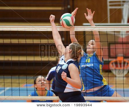 KAPOSVAR ฮังการี - 14 มกราคม: Szandra Szombathelyi (R) บล็อกลูกที่ Leag I. NB ฮังการี