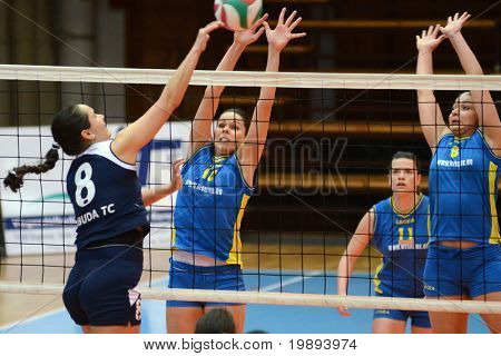 KAPOSVAR ฮังการี - 14 มกราคม: Szandra Szombathelyi (10) ในการดำเนินการที่ wo ลี I. NB ฮังการี