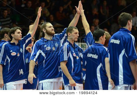KAPOSVAR, Ungarn - 22. januar: Kaposvar spillere før en ungarsk mesterskab basketball