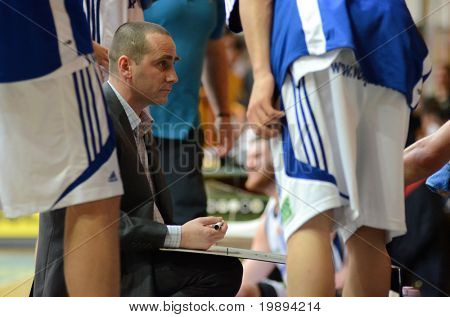 KAPOSVÁR, Hungria - 22 de janeiro: Adam Fekete (treinador de Kaposvar) em ação em um Cha Nacional Húngaro