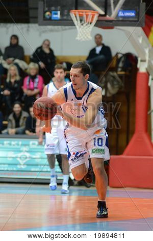 KAPOSVAR, Ungheria - 30 gennaio: Mate Medve (10) in azione in un campionato nazionale ungherese baske