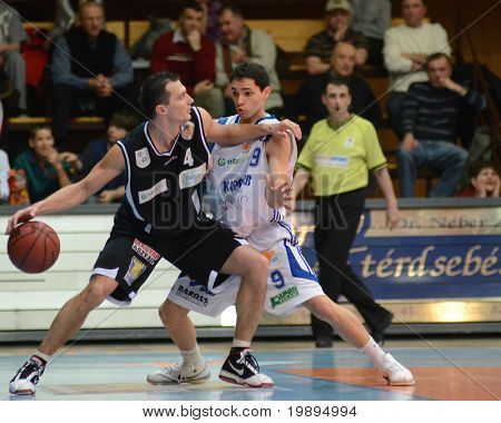 KAPOSVAR, Ungheria - 30 gennaio: Tamas Markus (9) in azione a un campionato nazionale ungherese bask
