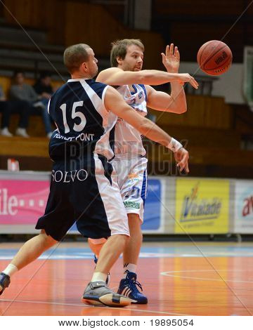 Kaposvar, Ungarn 26. Januar: Joshua Wilson (R) in Aktion auf eine ungarische Cup-Basketball-Spiel-Kaposv