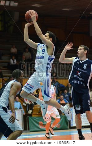 KAPOSVAR, Ungheria - 26 gennaio: Tamas Markus (L) in azione durante una partita di basket Coppa ungherese Kaposva