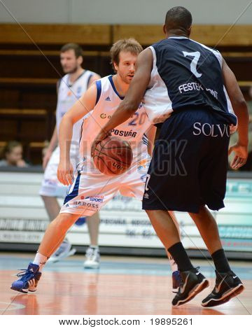 Kaposvar, Ungarn 26. Januar: Joshua Wilson (c) in Aktion auf eine ungarische Cup-Basketball-Spiel-Kaposv