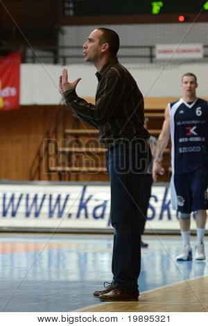 Kaposvar, Ungarn 26. Januar: Adam Fekete (l) (Kaposvar Trainer) in Aktion auf eine ungarische Tasse Baske