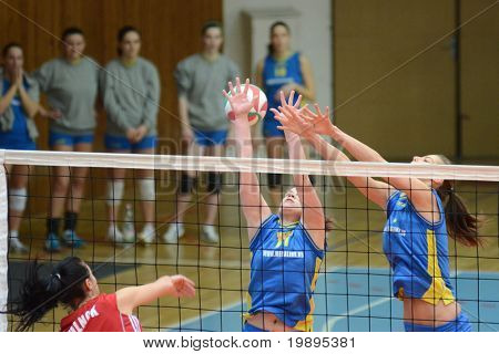 KAPOSVÁR, Maďarsko - 4. února: Barbara Balajcza (C) blokuje míč na maďarské NB I. liga w