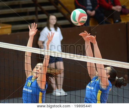 KAPOSVÁR, Maďarsko - 4. února: Barbara Balajcza (R) v akci na ženu v maďarské NB I. ligy