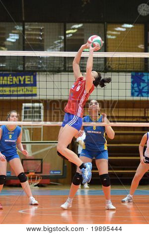 KAPOSVÁR, Maďarsko - 4. února: Neidentifikovaný hráči v akci na ženu v maďarské NB I. ligy