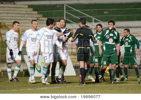 KAPOSVÁR, Hungria - 16 de fevereiro: Viktor Kassai (em preto) em ação em um clube do Campeonato Nacional Húngaro