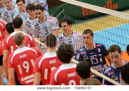 KAPOSVÁR, Maďarsko - 20. února: Závodníci potřást rukou před střední Evropské ligy volleyb