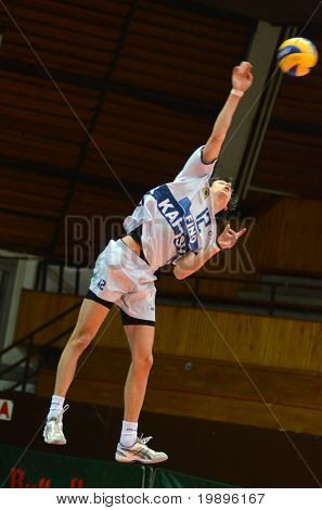 KAPOSVAR, Macaristan - 20 Şubat: Bir Orta Avrupa Ligi volleybal topu Balazs Bagics hizmet vermektedir