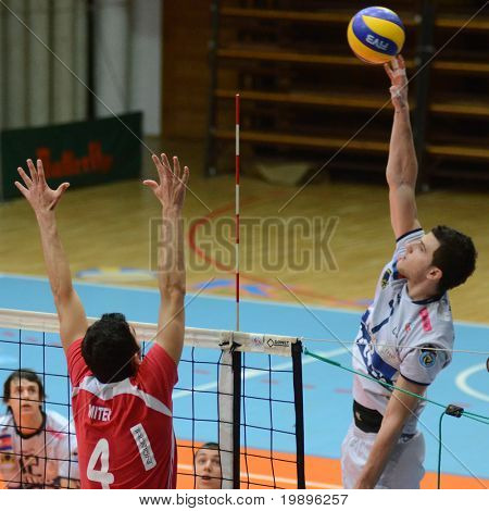 KAPOSVÁR, Maďarsko - 20. února: Akos Hoboth (R) udeří míč na volejbal střední Evropské ligy