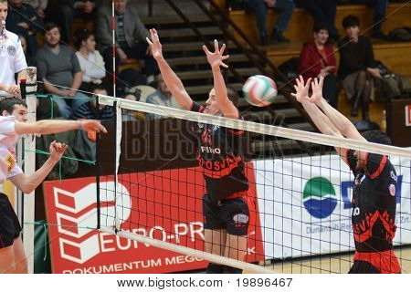 Kaposvar, Ungarn 24. Februar: József Nagy (R) blockiert den Ball an einem ungarischen nationalen Championshi