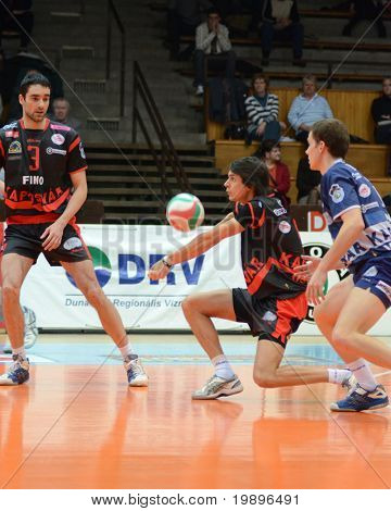 KAPOSVAR, Macaristan - 24 Şubat: Alır Balazs Bagics (C) bir Macar ulusal Champio Top