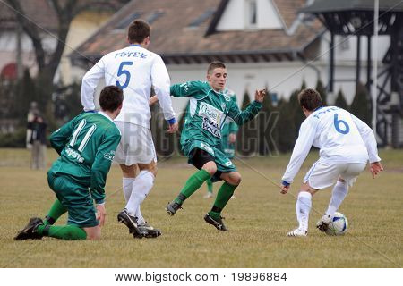 KAPOSVÁR, Hungria - 5 de março: Arpad Horvath (L) em ação no unde Campeonato Nacional Húngaro