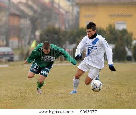 KAPOSVAR, Ungheria - 5 marzo: Attila Zsebe (L) in azione al campionato nazionale ungherese sotto