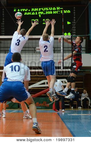 KAPOSVAR, Ungheria - 6 marzo: Roland Gergye (R) colpisce la palla a un campionato nazionale ungherese