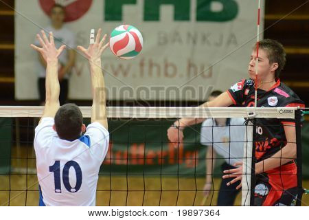KAPOSVAR, Ungheria - 6 marzo: Roland Gergye (R) colpisce la palla a un campionato nazionale ungherese