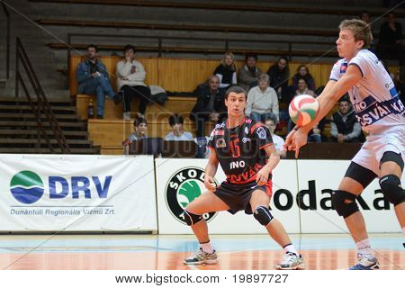 KAPOSVAR, Ungheria - 18 marzo: Roland Gergye (R) riceve la palla a un Championsh nazionale ungherese