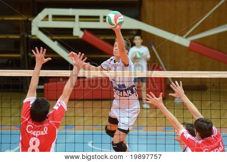KAPOSVAR, Ungheria - 18 marzo: Roland Gergye (C) colpisce la palla a un Championsh nazionale ungherese