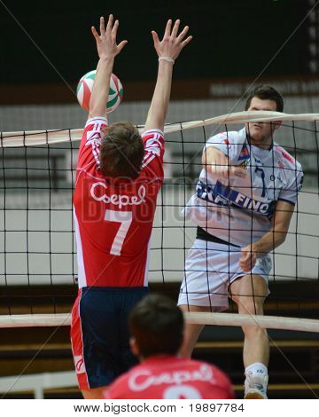 KAPOSVÁR, Maďarsko - 18. března: Akos Hoboth (R) v akci na maďarský národní mistrovství volleyb