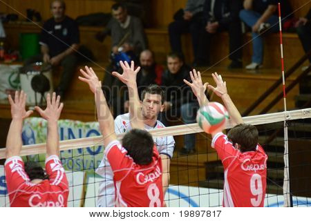 KAPOSVÁR, Maďarsko - 18. března: Akos Hoboth (v bílém) udeří míč na maďarský národní Champi
