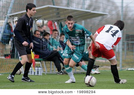 KAPOSVÁR, Hungria - 13 de março: Viktor Szepesi (15) em ação no Campeonato Nacional Húngaro u