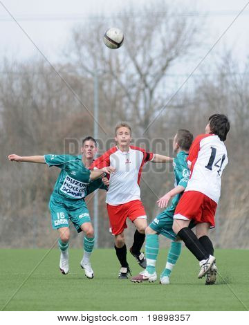 KAPOSVÁR, Hungria - 13 de março: Viktor Szepesi (15) em ação no Campeonato Nacional Húngaro u