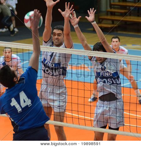 KAPOSVAR, Ungarn - 28. März: Jozsef Nagy (2. v. R) blockiert den Ball bei einem ungarischen nationalen Champ
