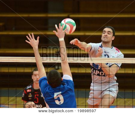 Kaposvar, Ungarn März 28: József Nagy (R) schlägt den Ball an eine Nemzeti Bajnokság 
