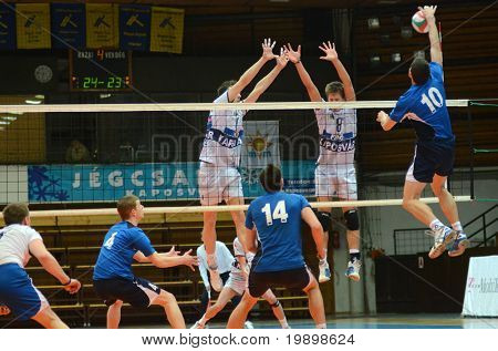 KAPOSVAR, Ungheria - 28 marzo: Roland Gergye (8) blocca la palla a un campionato nazionale ungherese