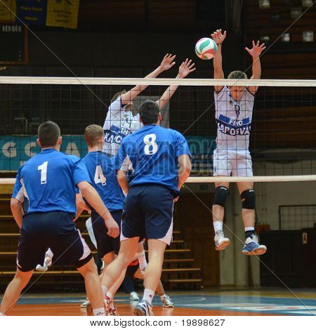 KAPOSVAR, Ungheria - 28 marzo: Roland Gergye (R) blocca la palla a un campionato nazionale ungherese