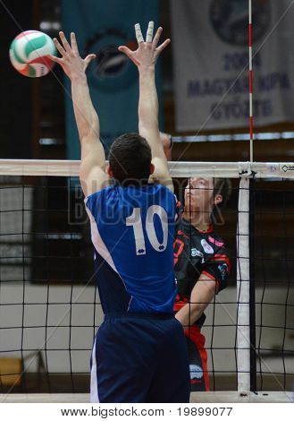 KAPOSVAR, Ungheria - 3 aprile: Roland Gergye (R) in azione una pallavolo campionato nazionale ungherese