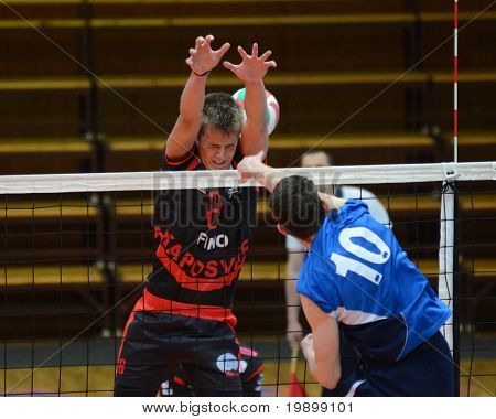 KAPOSVAR, Ungheria - 3 aprile: Roland Gergye (L) in azione una pallavolo campionato nazionale ungherese