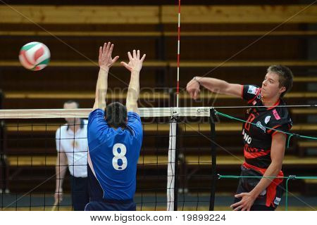 KAPOSVAR, Ungheria - 3 aprile: Roland Gergye (R) colpisce la palla a un campionato nazionale ungherese