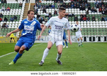 KAPOSVÁR, Hungria - 16 de abril: Benjamin Balazs (em branco) em ação em um campeão nacional húngaro