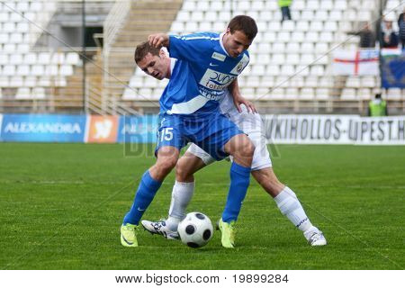 KAPOSVÁR, Hungria - 16 de abril: Norbert Konyves (15) em ação em um Campeonato Nacional Húngaro assim