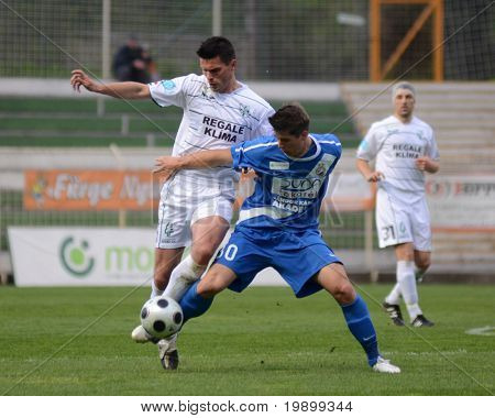 KAPOSVÁR, Hungria - 16 de abril: Patrik Tischler (em azul) em ação em um Championsh Nacional Húngaro