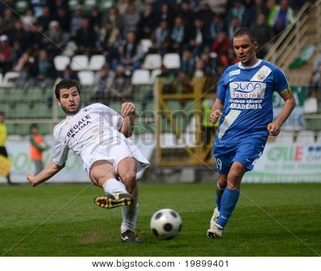 KAPOSVÁR, Hungria - 16 de abril: Pedro Sass (em branco) em ação em um Campeonato Nacional Húngaro s