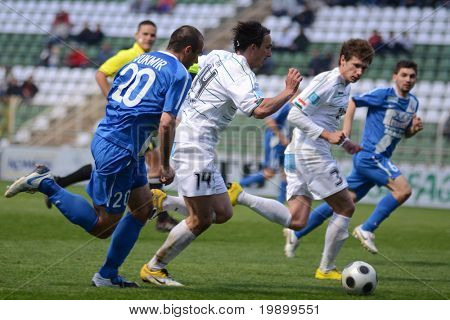 KAPOSVÁR, Hungria - 16 de abril: Lorant Olah (14) em ação em um futebol Campeonato Nacional Húngaro