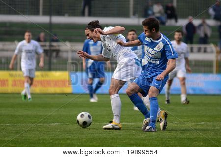 KAPOSVÁR, Hungria - 16 de abril: Lorant Olah (em branco) em ação em um Campeonato Nacional Húngaro 
