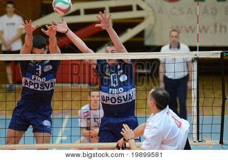 KAPOSVAR, Ungarn - 15. APRIL: Jozsef Nagy (L) blockiert den Ball bei einer ungarischen nationalen Meisterschaft F