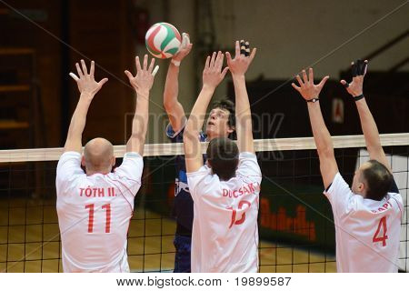 KAPOSVAR, Macaristan - 15 Nisan: Balazs Bagics (içinde mavi) bir Macar ulusal Champ topu grev