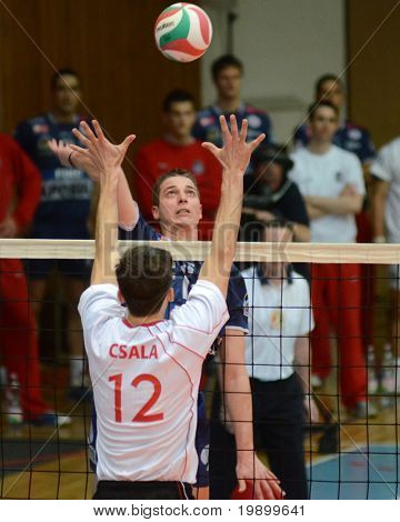 KAPOSVAR, Hongrie - 15 avril : Bernat Csala (12) bloque le ballon lors d'un Championnat National Hongrois