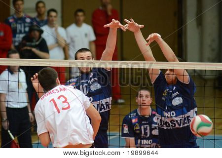 KAPOSVAR, Ungarn - 15 APRIL: Lajos Dorcsak (13) slår bolden på en ungarske nationale Championsh