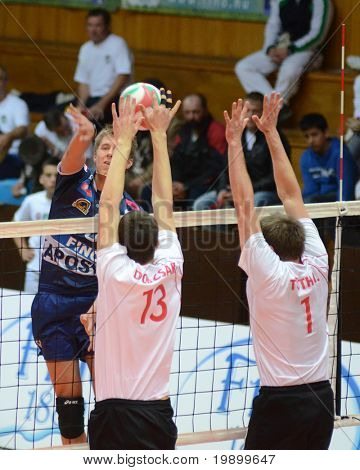 KAPOSVAR, Ungheria - 15 aprile: Roland Gergye (L) colpisce la palla a un Championsh nazionale ungherese