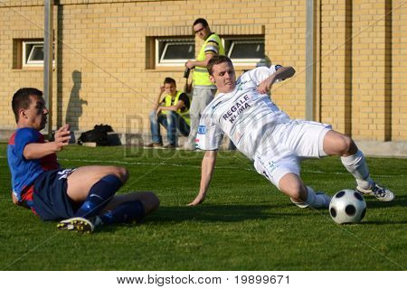 KAPOSVAR ฮังการี - 27 เมษายน: Mihaly Korhut (R) ในการดำเนินการในเกมฟุตบอลถ้วยประเทศฮังการีค่ะ