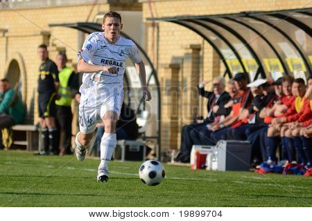 KAPOSVAR ฮังการี - 27 เมษายน: Mihaly Korhut ในการดำเนินการในเกมฟุตบอลถ้วยประเทศฮังการี Kaposv