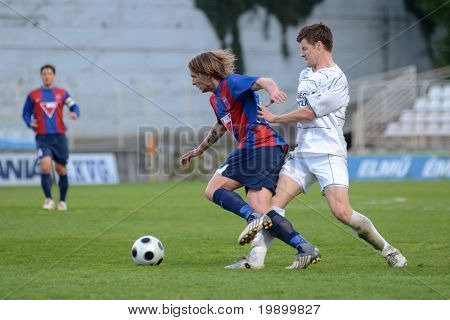 KAPOSVAR, Ungheria - 20 aprile: Attila Polonkai (L) in azione durante una partita di calcio Coppa nazionale ungherese 